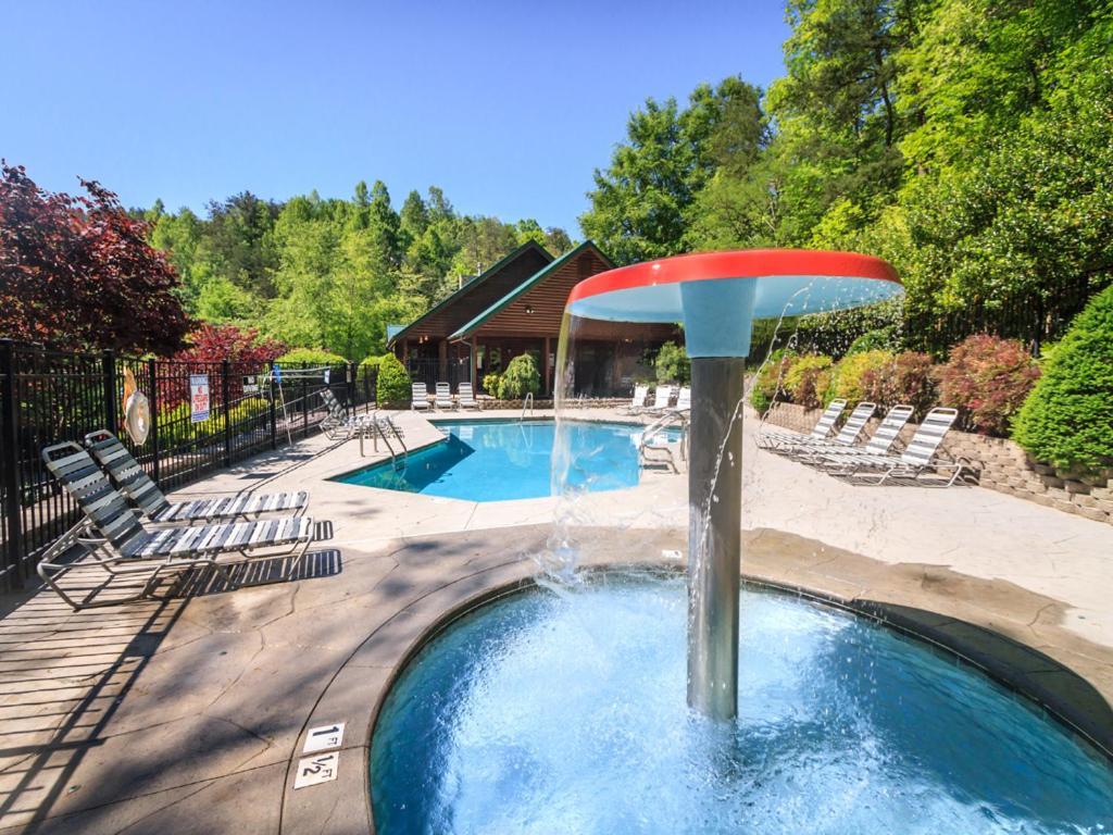 Above The Clouds, 4 Bedrooms, Pool Access, Private, Gaming, Sleeps 16 蓋特林堡 外观 照片
