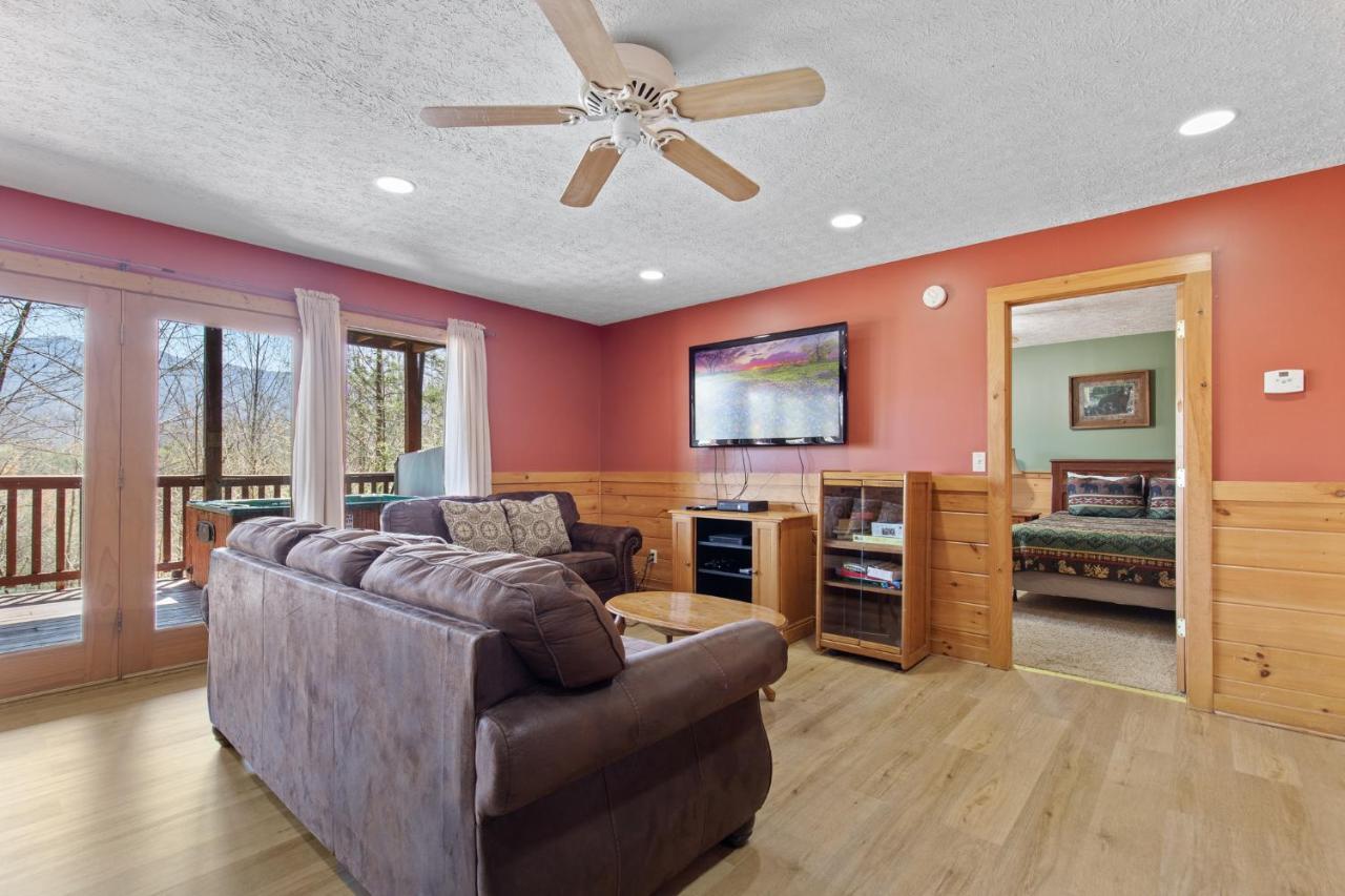 Above The Clouds, 4 Bedrooms, Pool Access, Private, Gaming, Sleeps 16 蓋特林堡 外观 照片